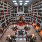 Lobi hotel mewah dengan arsitektur simetris elegan dan furnitur bergaya